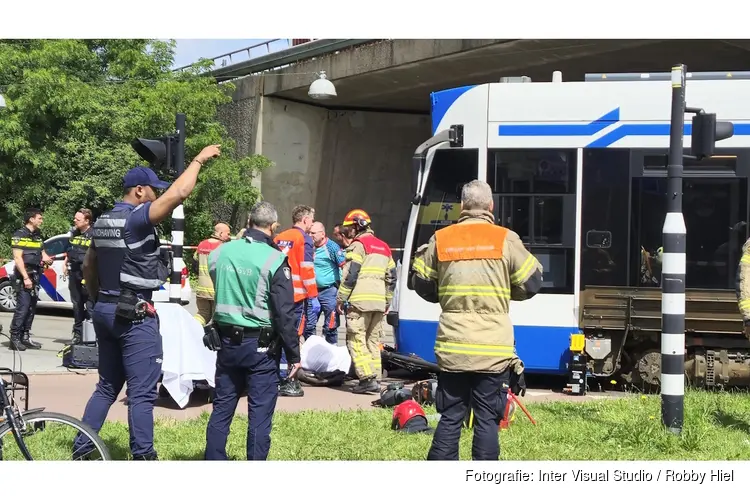 Fietser gewond naar ziekenhuis na ongeluk met tram bij station RAI