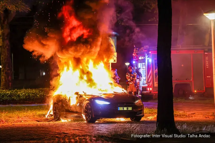 Tesla volledig uitgebrand in Amsterdam Nieuw-West