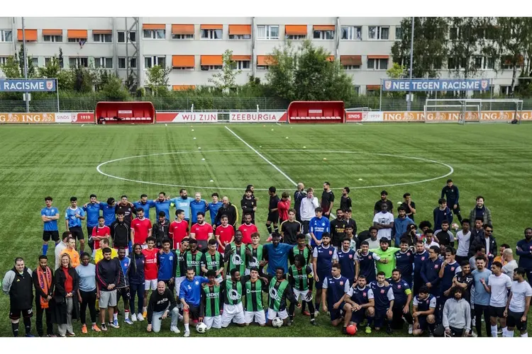 Vluchtelingen strijden en juichen voor EK tijdens UNITY EURO Cup bij AVV Zeeburgia