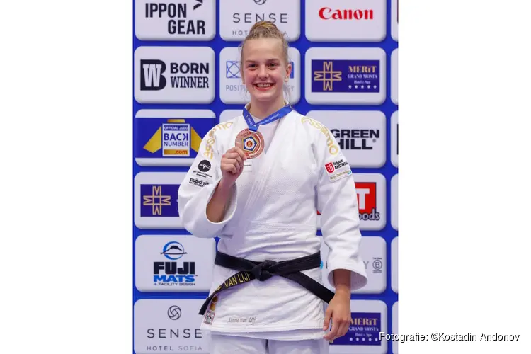 Amsterdamse judoka Xanne van Lijf wint brons op erg sterk bezet EK-18