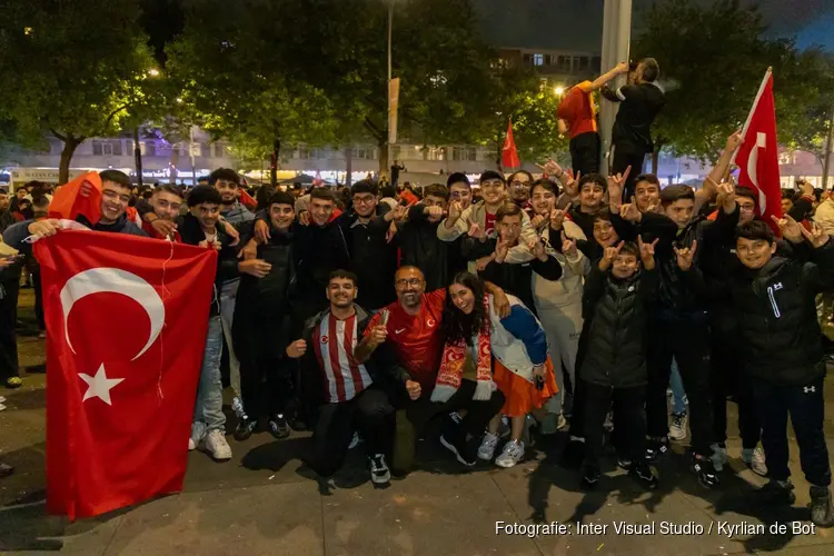 Turkse fans feestend de straat op na bereiken kwartfinale