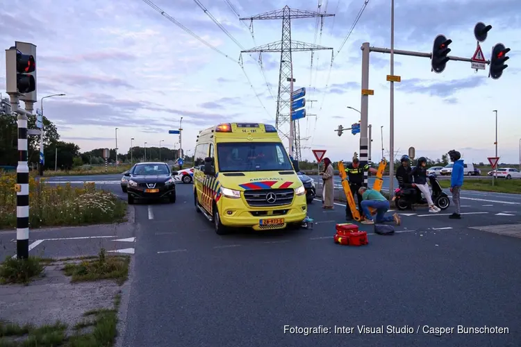 Automobilist rijdt bezorger op fiets aan in Muiden