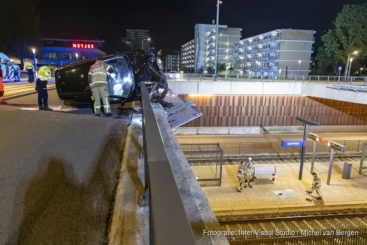 Auto schiet bijna viaduct af op Sportlaan in Amstelveen