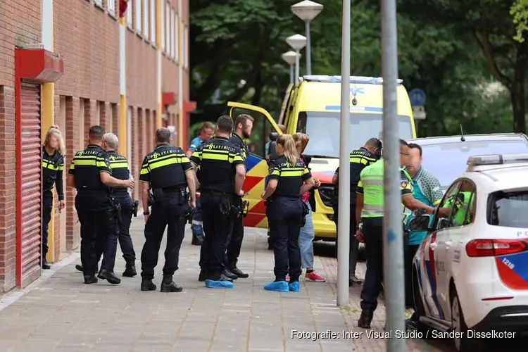 Vrouw doodgestoken in trappenhuis Buikslotermeer, man (22) aangehouden