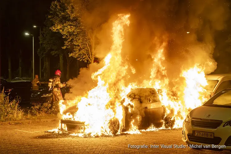 Drie auto’s beschadigd door brand aan Willeskopstraat