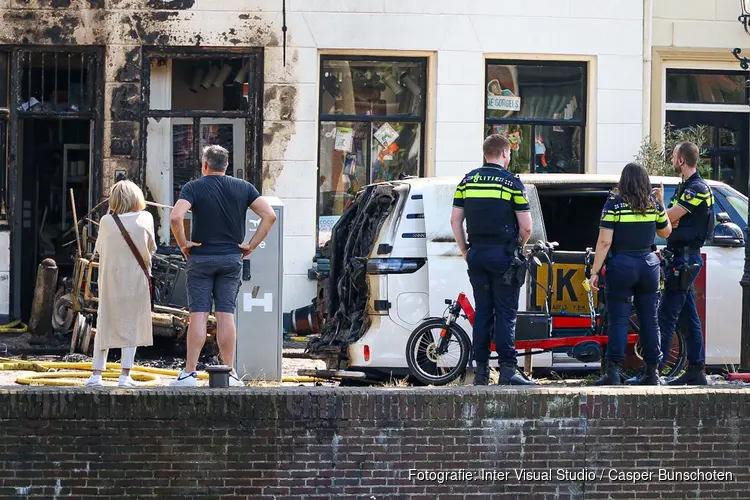 Gevaarlijke situatie: voertuig in brand in Weesp