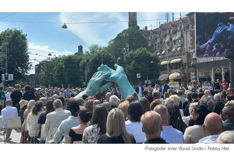 Monument Peter R. de Vries onthuld op Leidseplein