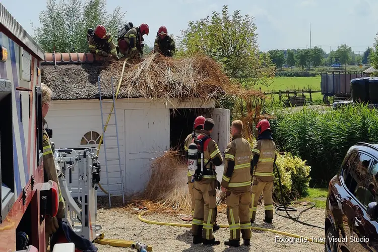 Snelle inzet brandweer voortkomt grote woningbrand met rietenkap in Diemen