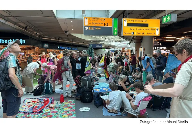 Demonstratie op luchthaven Schiphol door Extinction Rebellion