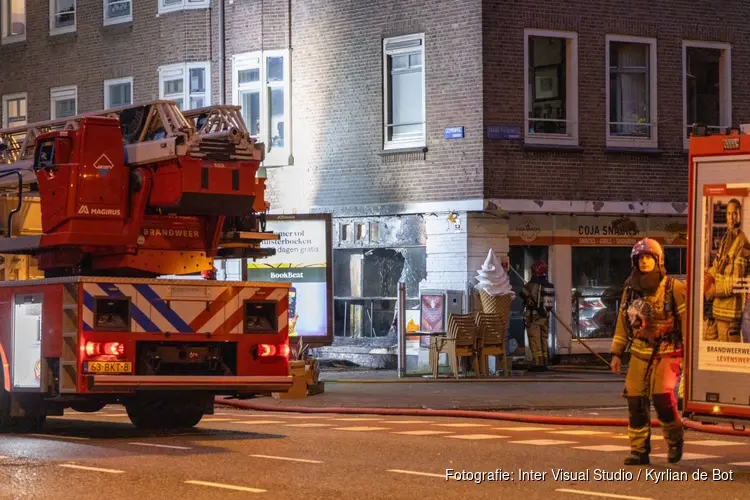 Flinke schade door explosie bij snackbar in Amsterdam