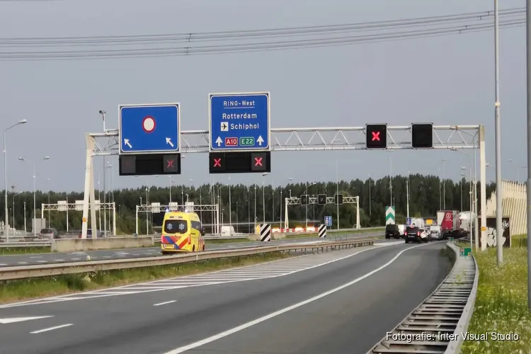 Auto over de kop bij Coentunnel