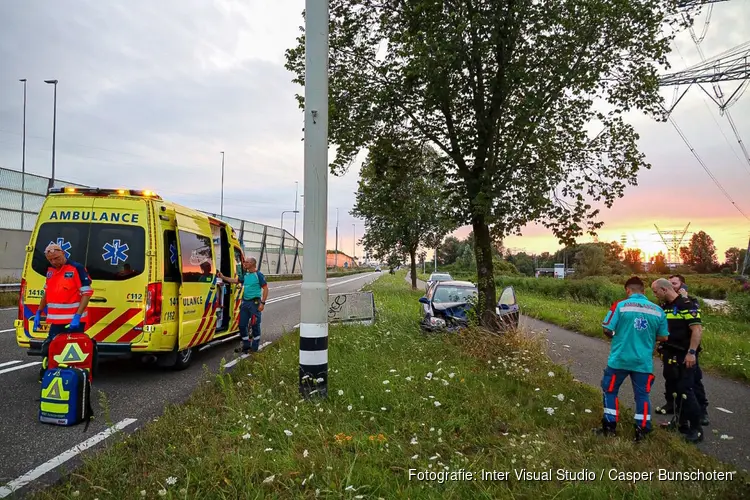 Auto tegen boom gereden in Muiden