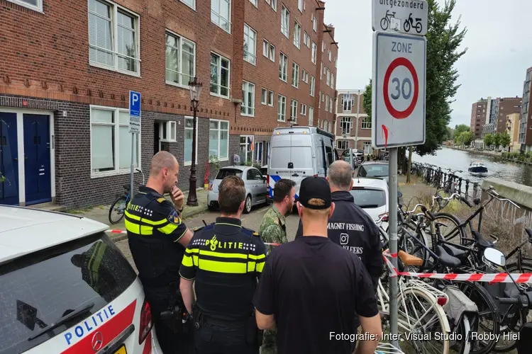 Magneetvissers vinden handgranaat langs Eerste Kostverlorenkade