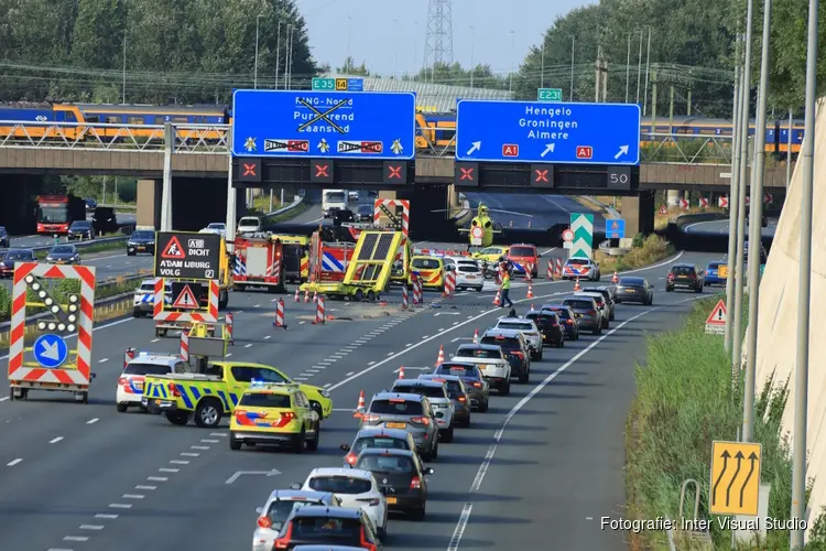 Taxi ramt pijlwagen op A10, traumahelikopter landt op weg