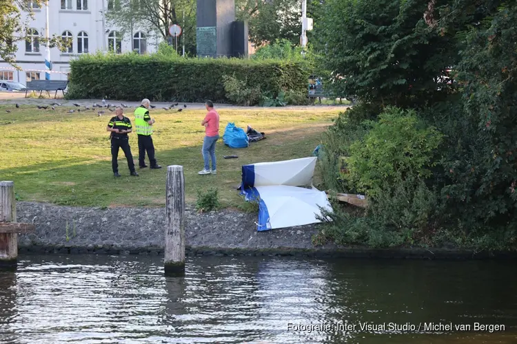 Dode aangetroffen op Oever bij Houtmankade (A'dam)