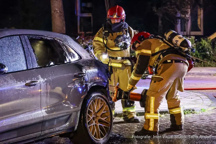 Auto loopt veel schade op na brand in Amsterdam-Zuid