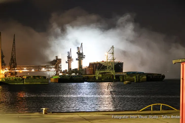 Brand bij afvalbedrijf aan Vlothavenweg