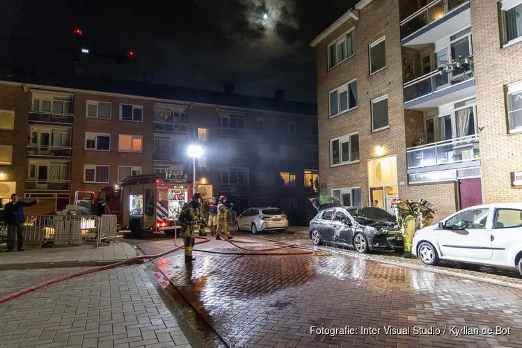 Auto gaat in vlammen op in Amsterdam-Noord