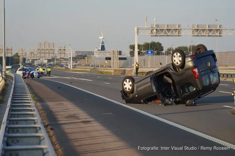 Auto op de kop vlak na Coentunnel