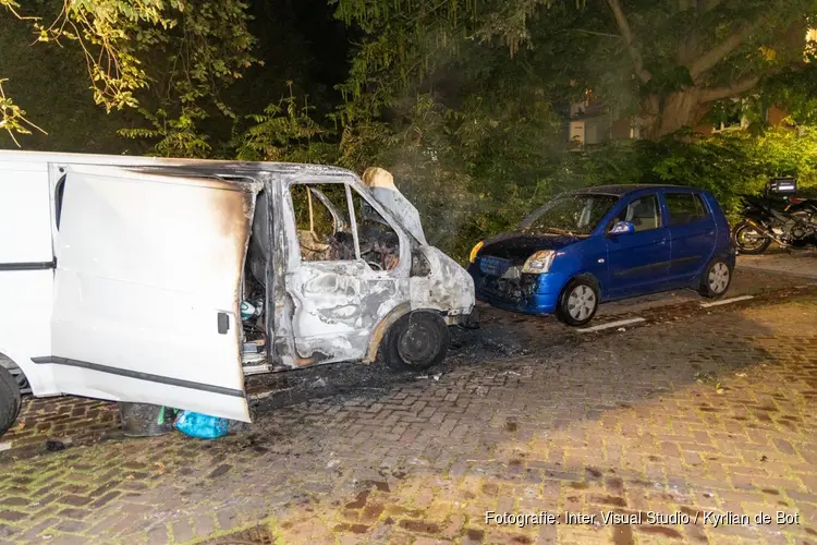 Twee auto’s beschadigd bij brand aan Botterstraat