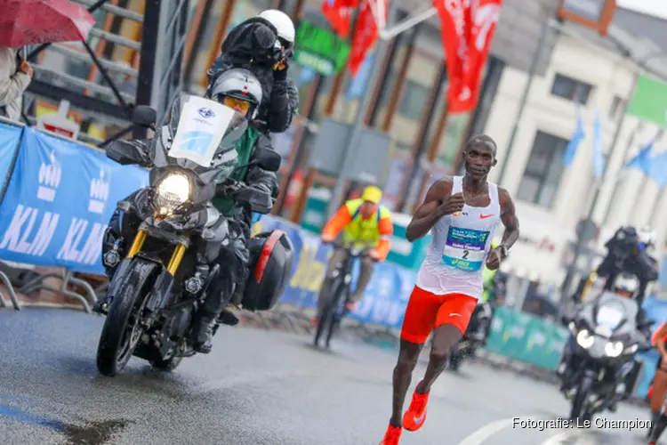 Olympisch Kampioen Cheptegei aan de start NN Dam tot Damloop