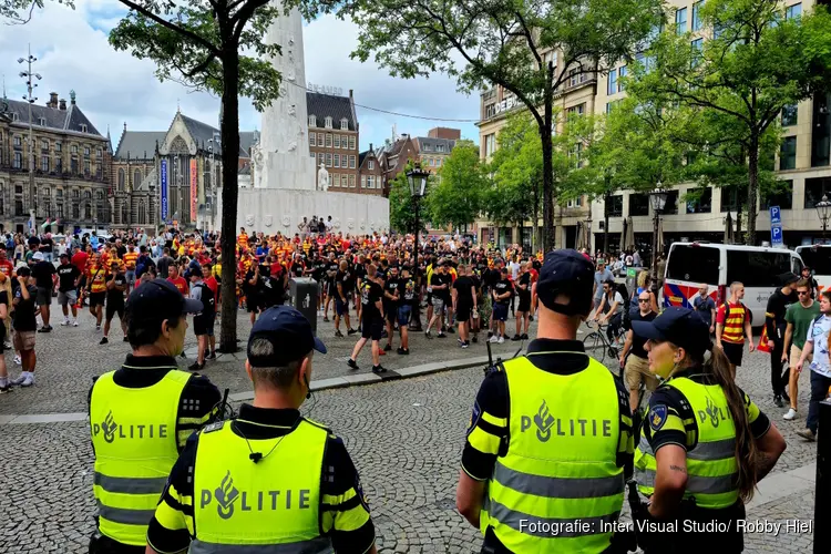 Politie heeft handenvol aan Poolse voetbalsupporters