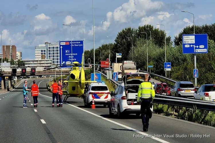 A10 afgesloten door ongeluk, traumahelikopter landt op snelweg