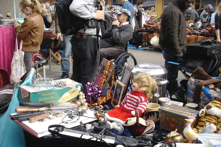 Op Burendag zaterdag 28 september 2024 is er weer een leuke rommelmarkt in de Elthetokerk in Amsterdam Oost