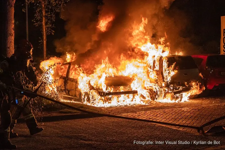 Twee auto’s gaan in vlammen op door brandstichting in Amsterdam-Noord