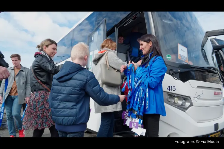 Tata Steel zet tour over terrein centraal tijdens burendag