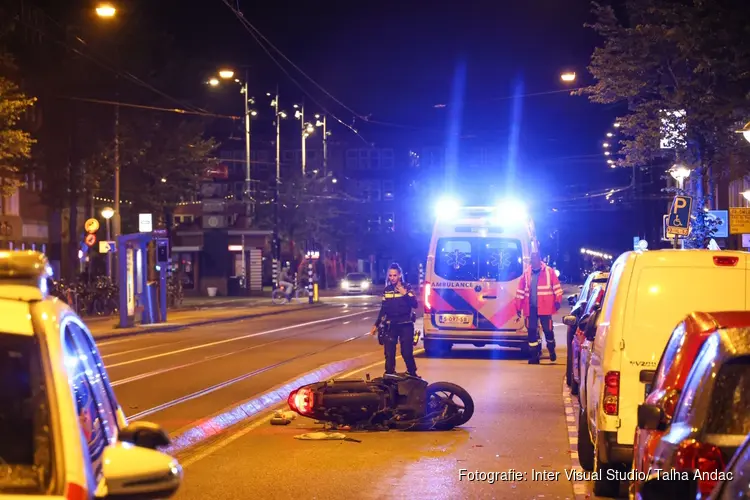 Scooterrijder gewond na val in Amsterdam-West