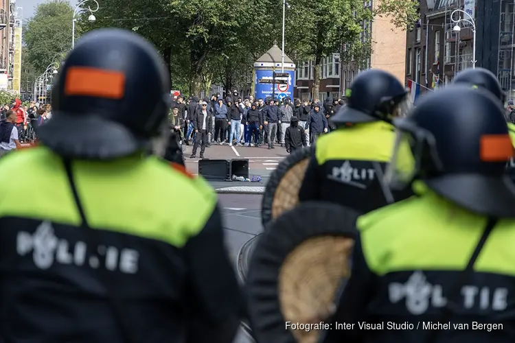 ME ingezet tegen Ajax-fans bij hoofdbureau politie in Amsterdam