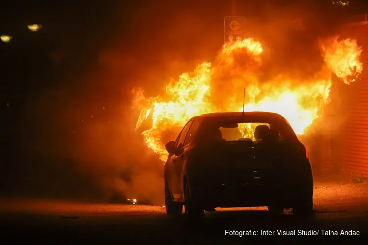 Metershoge vlammen na autobrand in Amsterdam