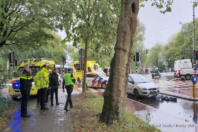 Ernstige aanrijding op Naussaukade in Amsterdam