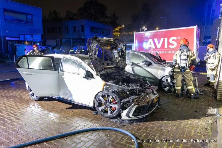 Twee auto's door brand beschadigd