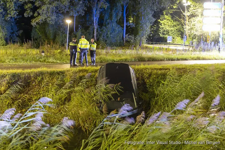 Auto doorgeschoten in sloot Anderlechtlaan