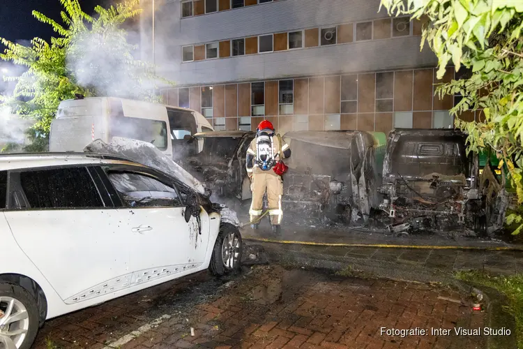 Tien voertuigen zwaar beschadigd na brandstichting Tijnmuiden Amsterdam