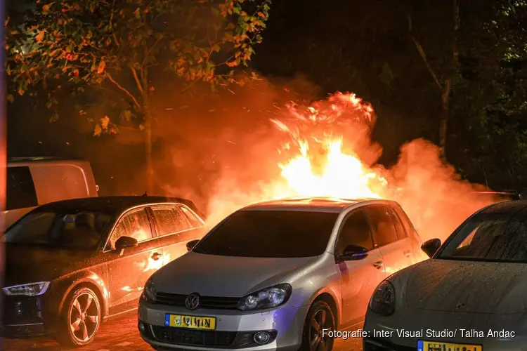 Auto zwaar beschadigd na brand in Amsterdam-Zuidoost