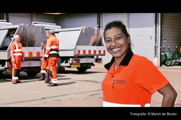 Voorvrouw van de veegploeg Sine Hira helpt Amsterdam schoon te houden