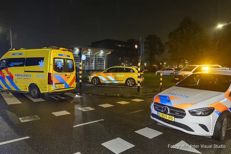 Bestuurder motorscooter zwaargewond na aanrijding met politieauto