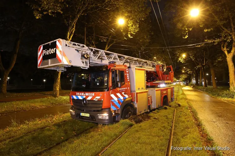 Ladderwagen van brandweer vast op tramrails onderweg naar spoedrit in Osdorp