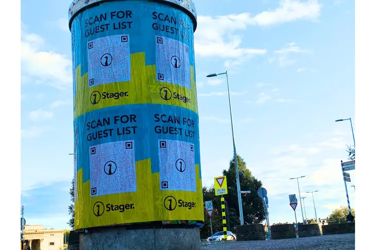 Stager hangt de gastenlijst op straat