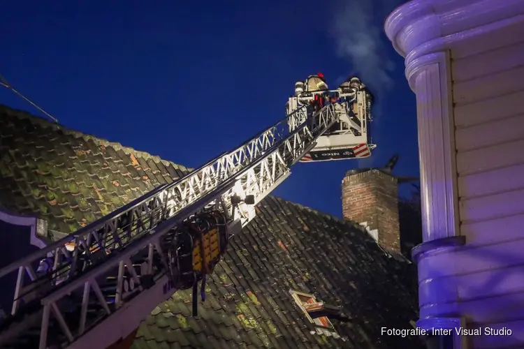 Schoorsteenbrand Nieuwendammerdijk in Amsterdam-Noord