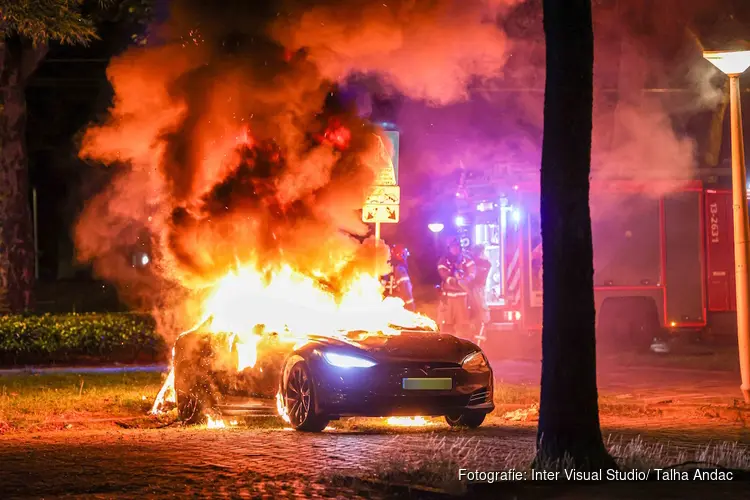 Tesla volledig uitgebrand in Amsterdam Nieuw-West