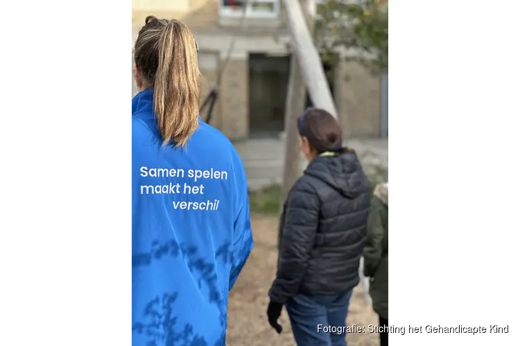 Kinderen testen de toegankelijkheid van schoolpleinen in Amsterdam