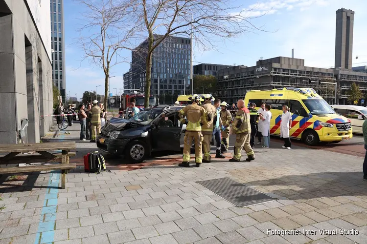 Auto raakt van de weg op Boelelaan en rijdt tegen vrouw op bankje in Amsterdam