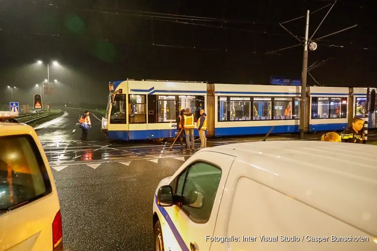 Tram ontspoord na aanrijding op IJburglaan