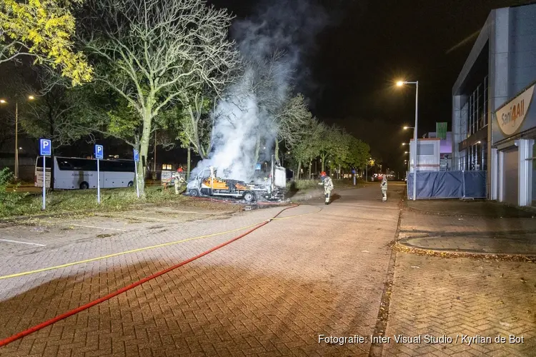 Bestelwagen van verhuurbedrijf in vlammen op