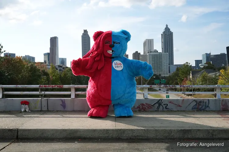 Amsterdamse kunstenaar Frankey in Amerikaanse swing states om kiezers te knuffelen voor meer saamhorigheid