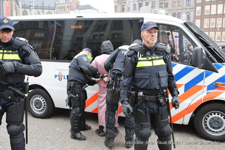 Politie in actie op De Dam, vanwege Maccabi Tel Aviv-fans in Amsterdam